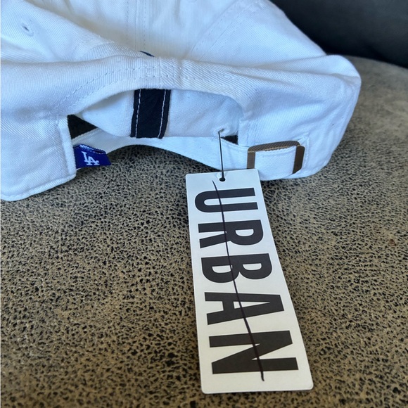 LA hat - Picture 3 of 3